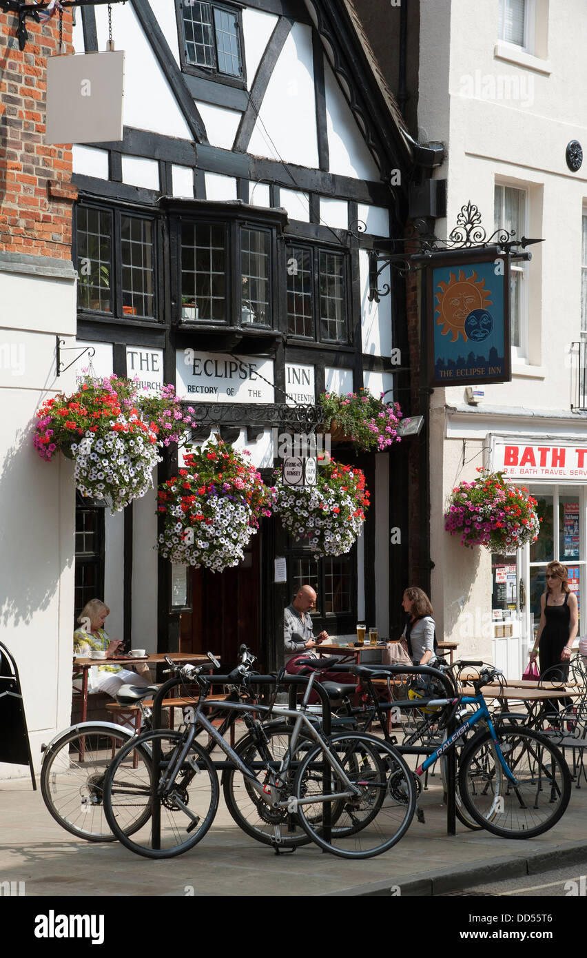 Famoso pub inglesi La Eclipse Inn sulla piazza in Winchester city centre Foto Stock