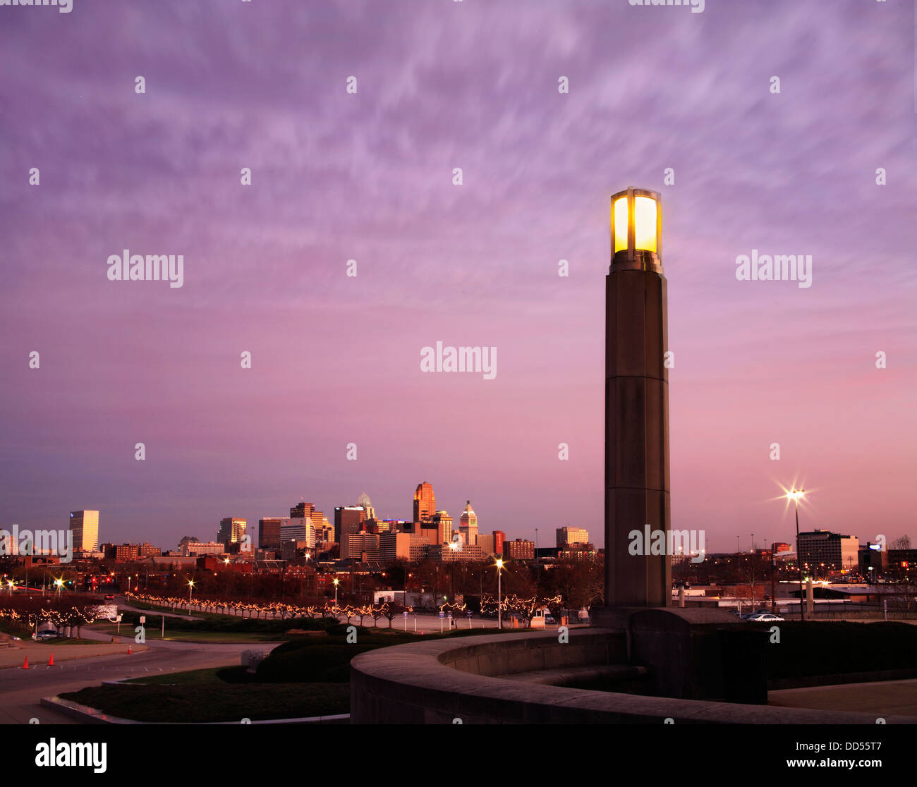 Il centro cittadino di Cincinnati Skyline come visto dal centro museale appena dopo il tramonto, Cincinnati in Ohio, Stati Uniti d'America Foto Stock