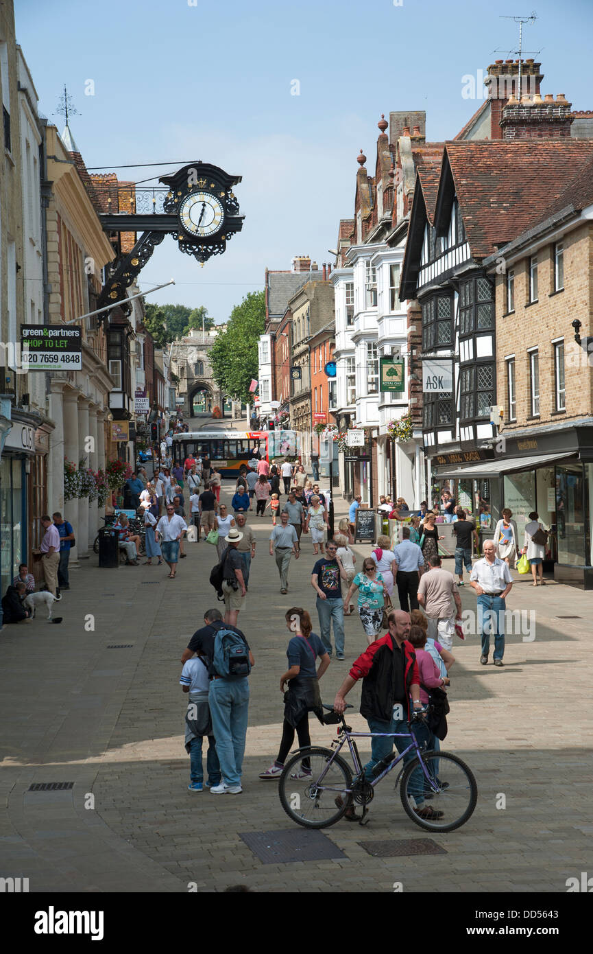 Winchester centro citta'. High Street amanti dello shopping nella zona pedonale Foto Stock