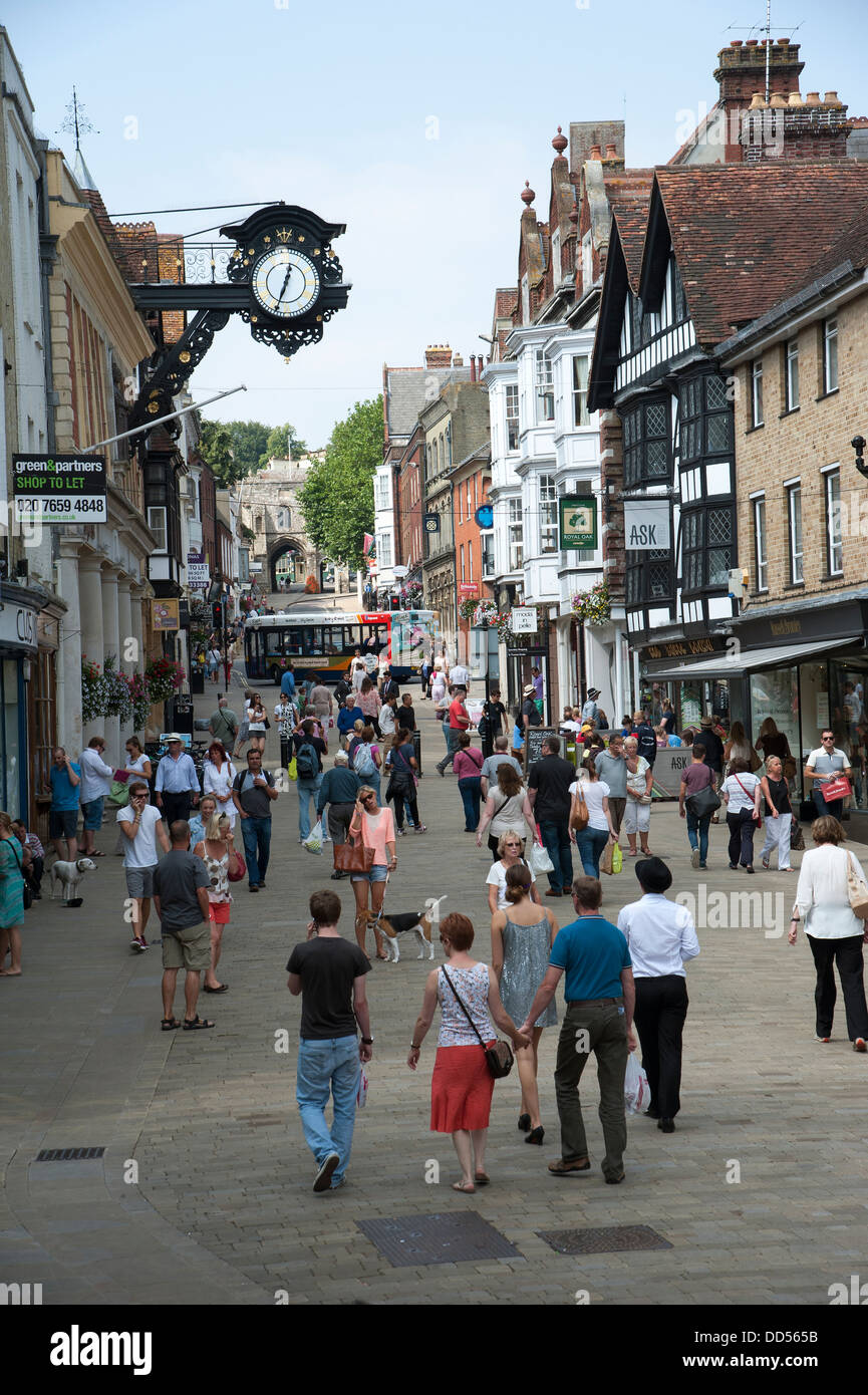 Winchester centro citta'. High Street amanti dello shopping nella zona pedonale Foto Stock