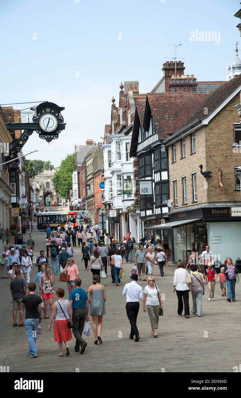 Winchester centro citta'. High Street amanti dello shopping nella zona pedonale Foto Stock