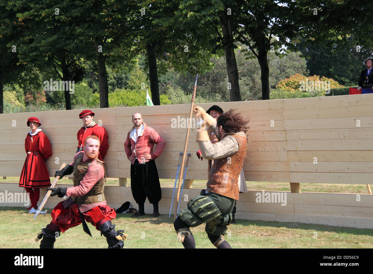 Londra, Regno Unito. 26 Ago, 2013. Tudor Joust, Hampton Court Palace, East Molesey Surrey, Inghilterra, Regno Unito. Terzo giorno di Tudor giostra rievocazione tra cui il torneo giostre, combattimento a mani nude e falconeria con interpreti storici come Enrico VIII, Anne Boleyn e altri personaggi importanti dal 1533. Credito: Ian bottiglia/Alamy Live News Foto Stock