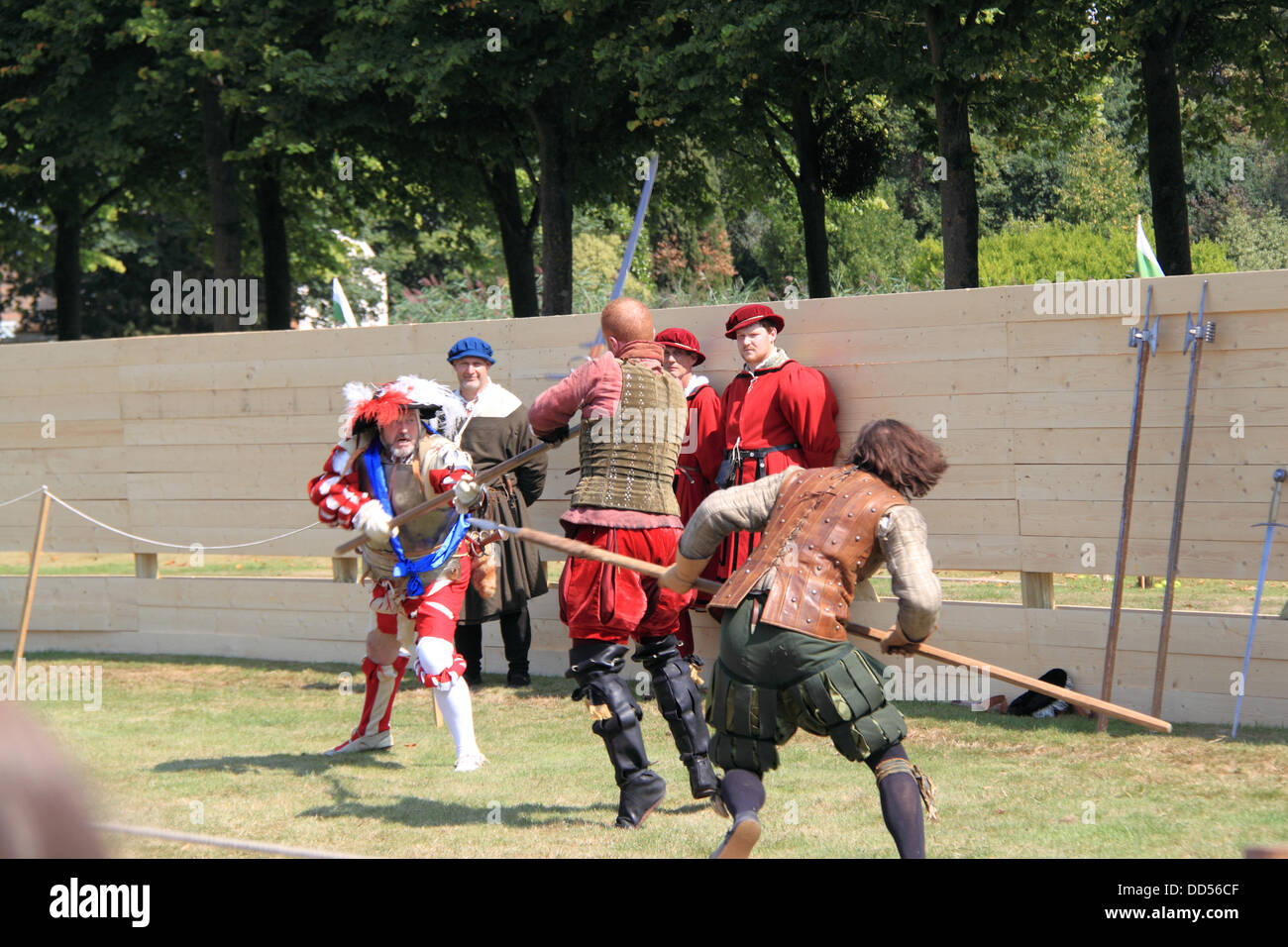 Londra, Regno Unito. 26 Ago, 2013. Tudor Joust, Hampton Court Palace, East Molesey Surrey, Inghilterra, Regno Unito. Terzo giorno di Tudor giostra rievocazione tra cui il torneo giostre, combattimento a mani nude e falconeria con interpreti storici come Enrico VIII, Anne Boleyn e altri personaggi importanti dal 1533. Credito: Ian bottiglia/Alamy Live News Foto Stock