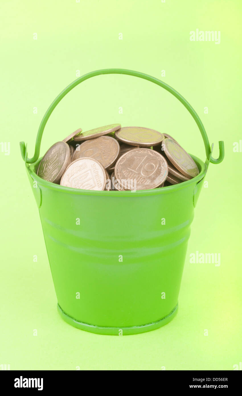 Secchio con denaro. Foto Stock