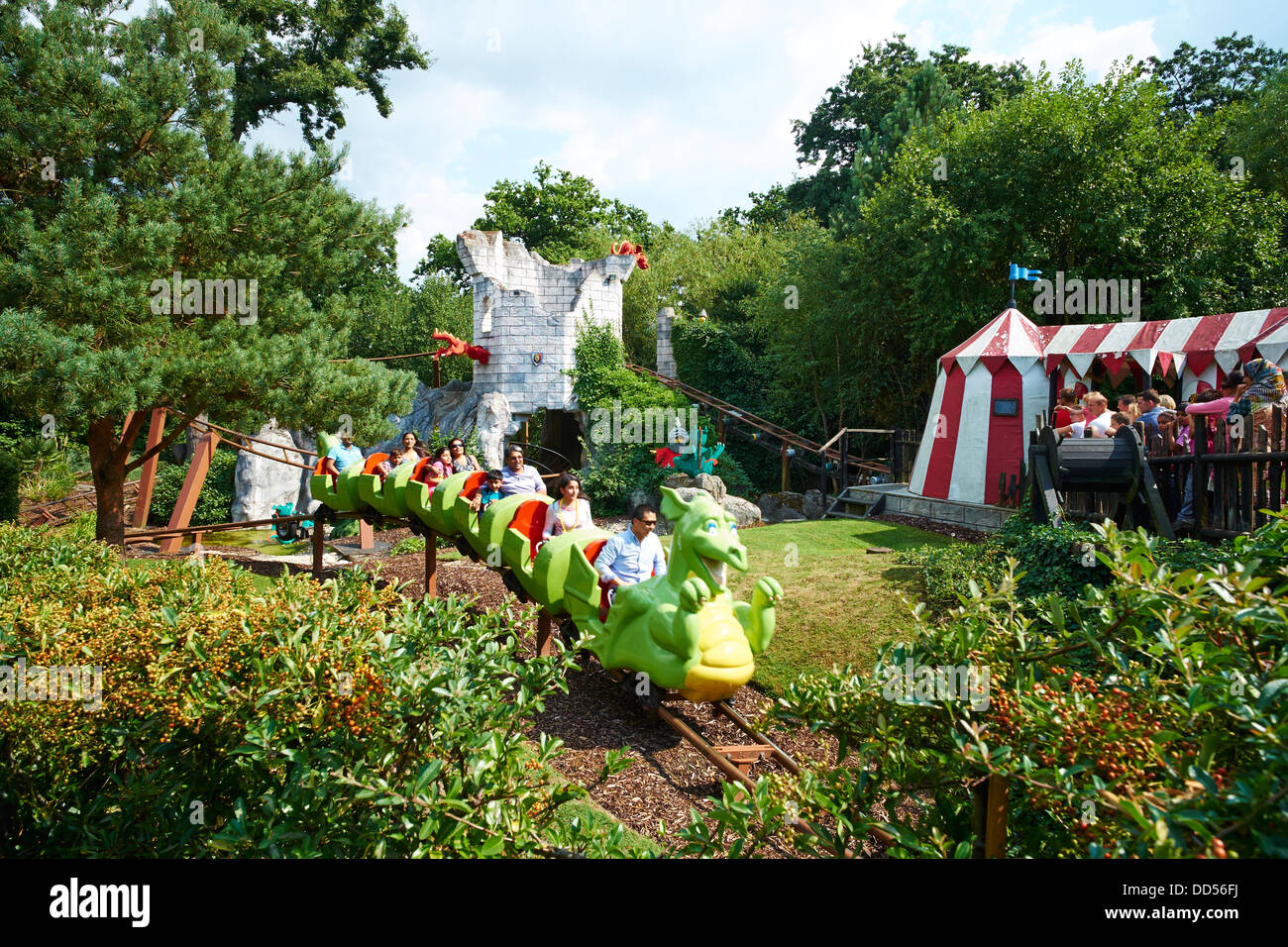 Mini roller coaster ride denominato Dragon's apprendista Parco a tema Legoland Windsor REGNO UNITO Foto Stock