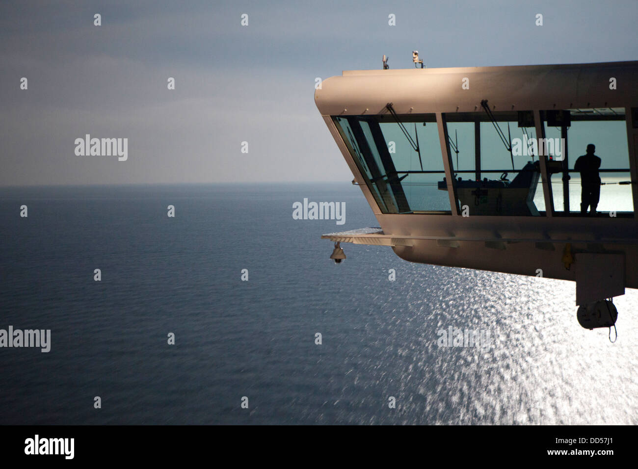 Moderna nave da crociera ponte del Celebrity Eclipse in estate Foto Stock