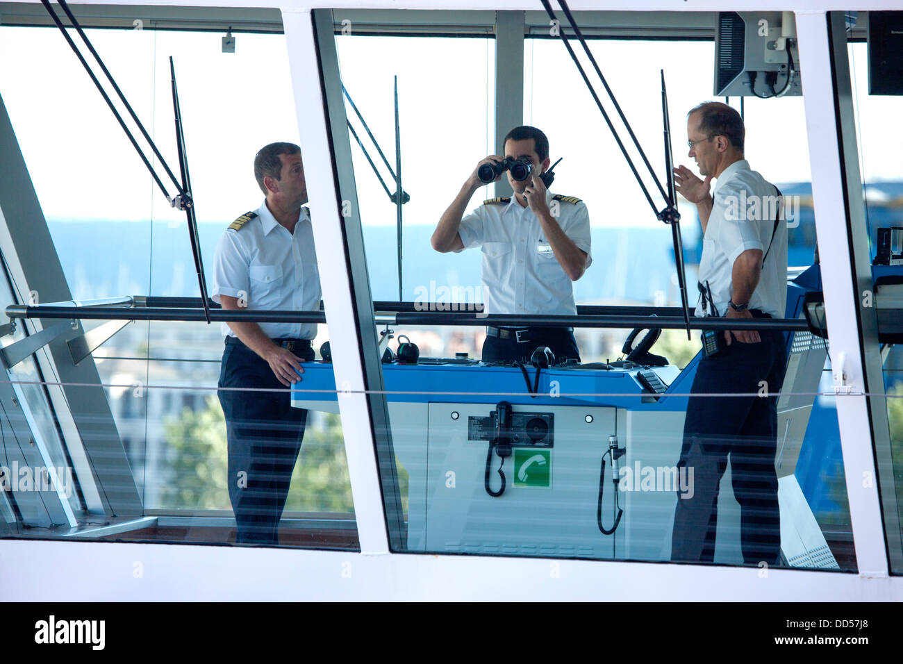 Il ponte di Celebrity Eclipse nave da crociera con il capitano, staff capitano e il pilota marittimo Foto Stock