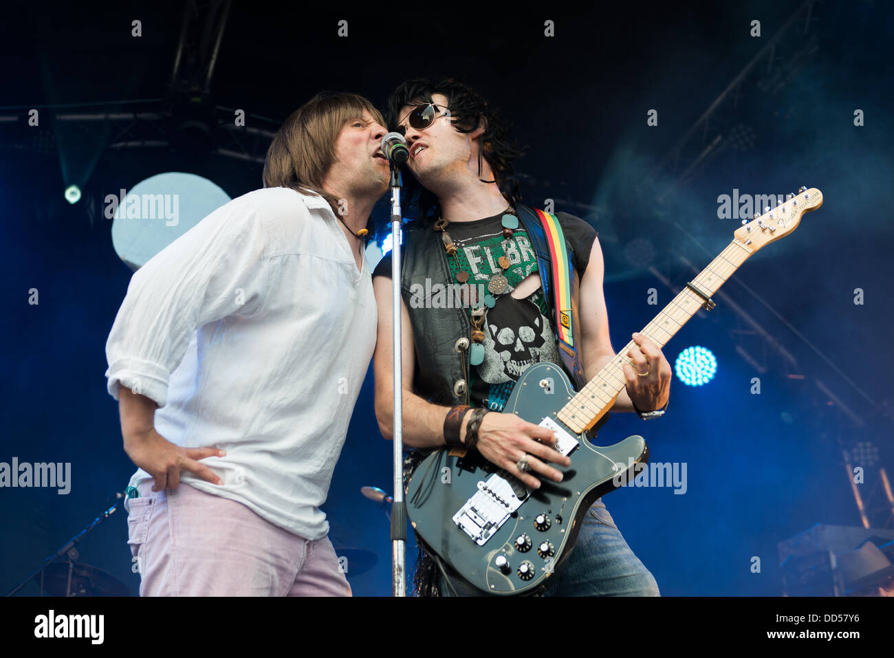 Portsmouth, Regno Unito. 25 Ago, 2013. Festival vittoriosa a Portsmouth Historic Dockyard. Mick Slacker e Keef Sardella del Bog Rolling Stones, un Rolling Stones tribute band da Portsmouth durante il loro set sulla dritta Arena. Credito: MeonStock/Alamy Live News Foto Stock