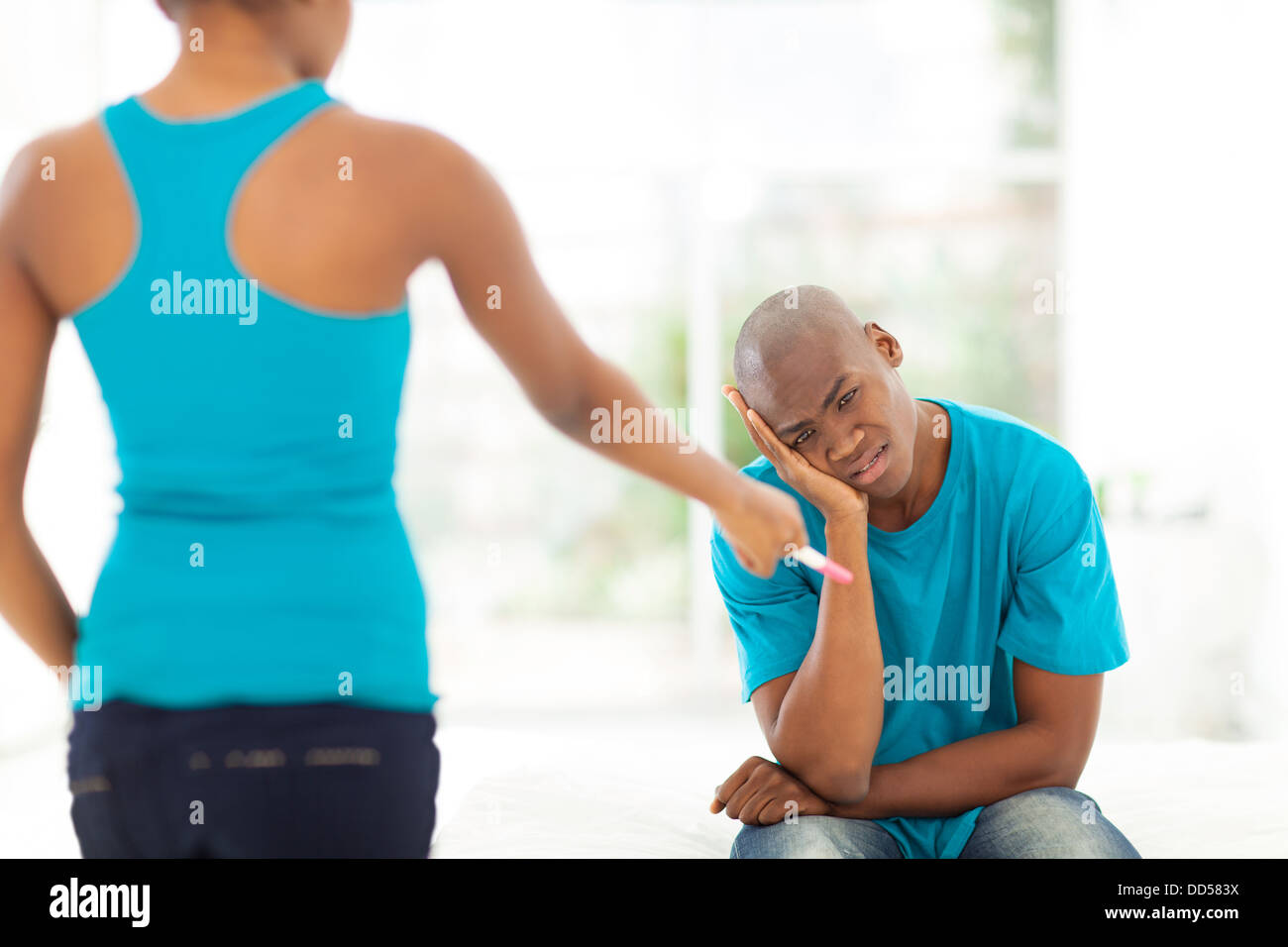 Giovane africano si sentono senza speranza quando la ragazza è in stato di gravidanza Foto Stock