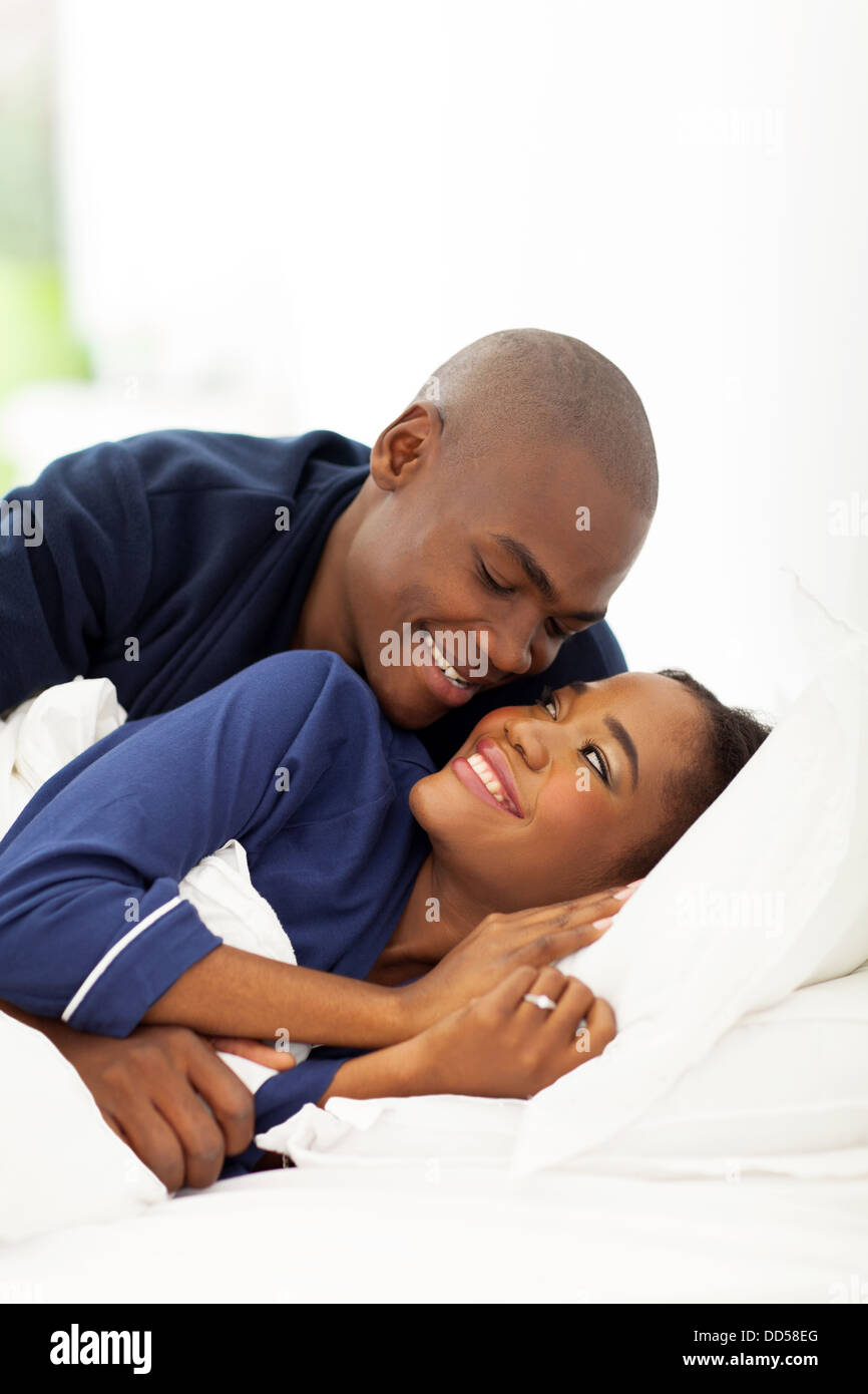 Giovani Afro American giovane a letto Foto Stock
