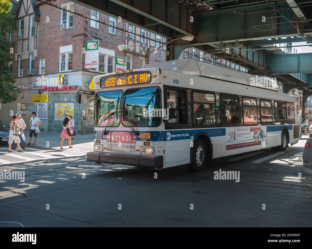 Un bus viaggi sotto l'elevata le vie del Brighton la linea della metropolitana di New York system Foto Stock