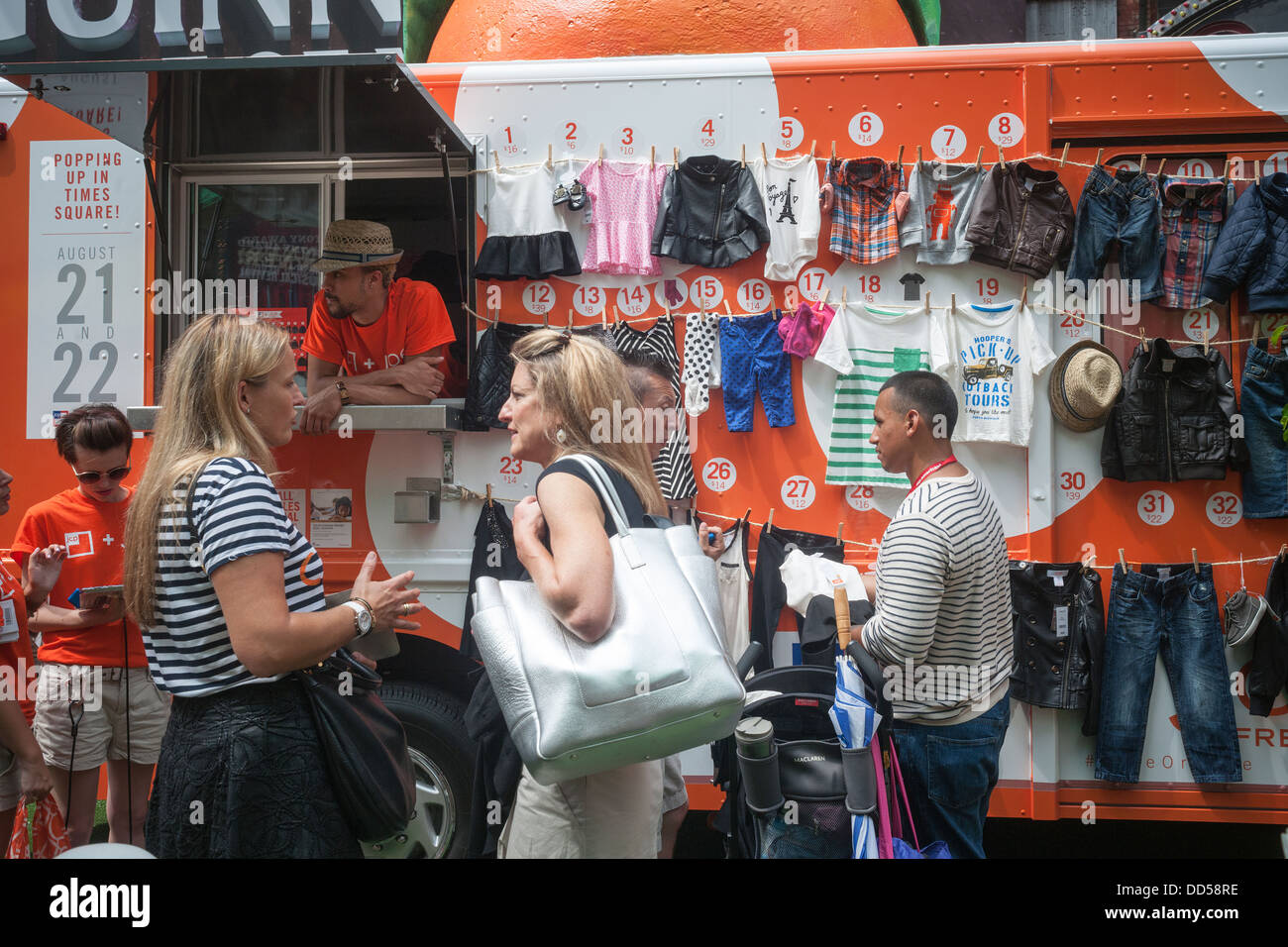 Negozio di visitatori a JCPenney e Joe fresco di rientro a scuola evento promozionale in Times Square a New York Foto Stock