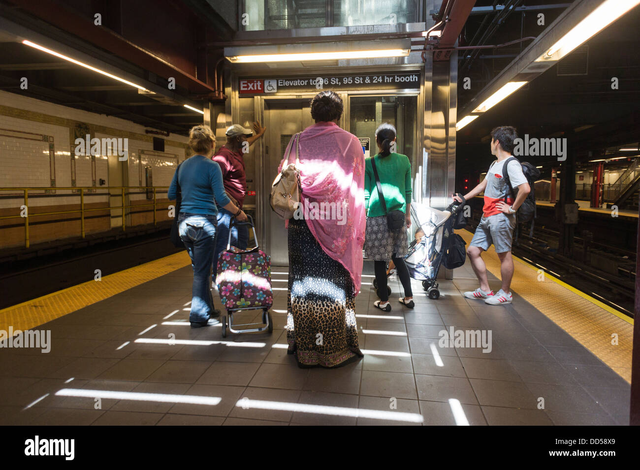 Macchie di luce del sole entrare nella West 96esima strada la stazione della metropolitana di New York Foto Stock