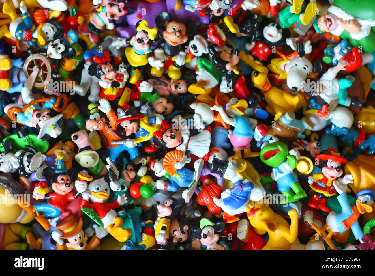 Una grande collezione di coloratissimi vintage Disney pvc figure giocattolo, compresi Mickey Mouse, Minnie, Paperino e Pippo, Plutone Foto Stock