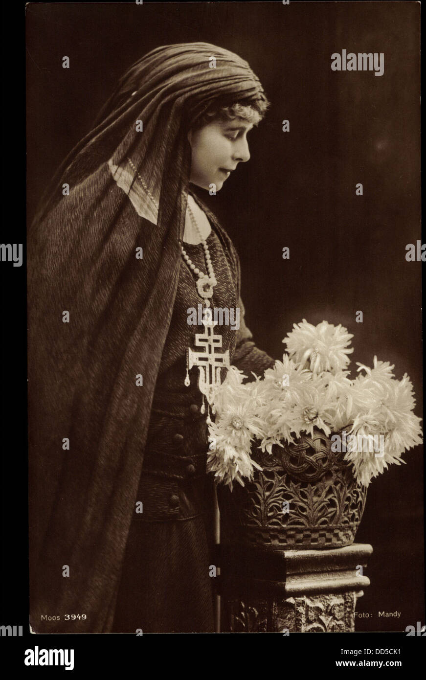 Ak Königin Maria von Rumänien, Adel Rumänien, Kreuz, Blumenvase; Foto Stock