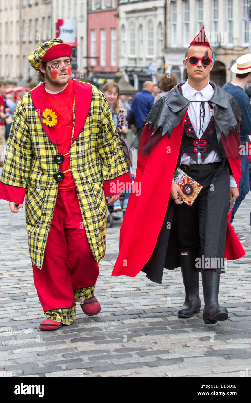 Teatro di strada caratteri sul Royal Mile durante il Festival di Edimburgo Fringe Foto Stock