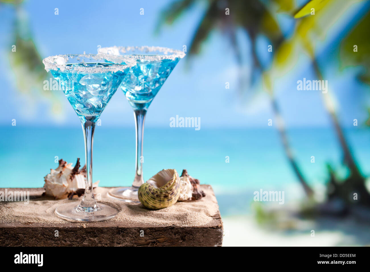 Fresco cocktail con curacao blu su sfondo di spiaggia Foto Stock