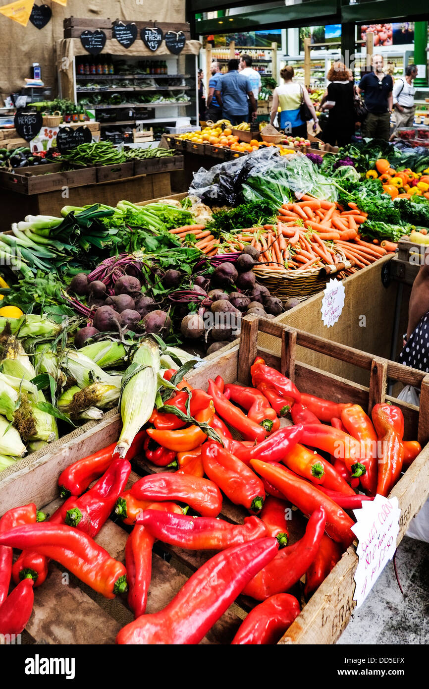 Ortaggi assortiti in vendita al mercato di Borough di Londra. Foto Stock