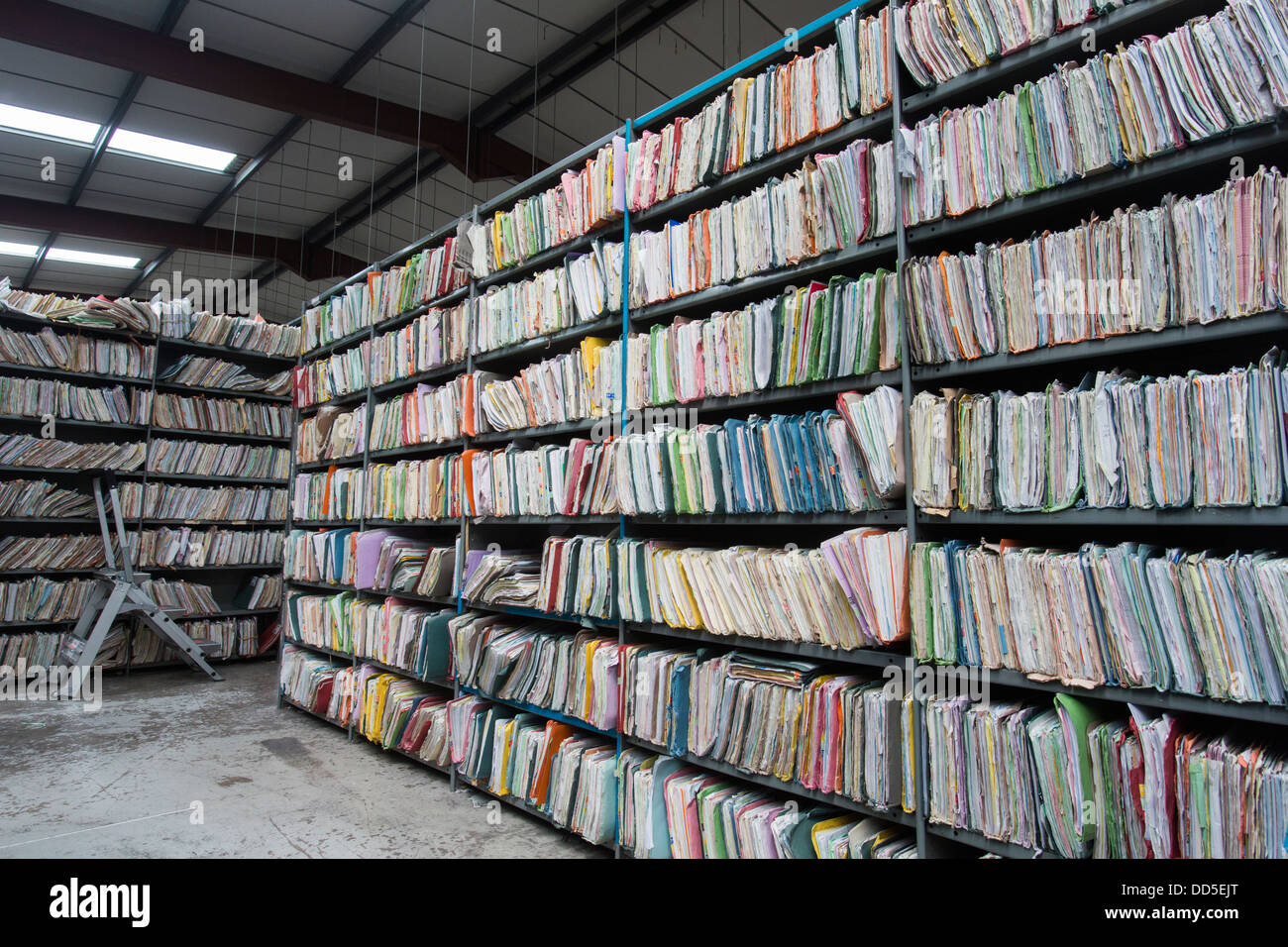 Ripiani in un magazzino farciti con documenti di office, le cartelle e i file che sono ora state trascritte su di archiviazione digitale. Foto Stock