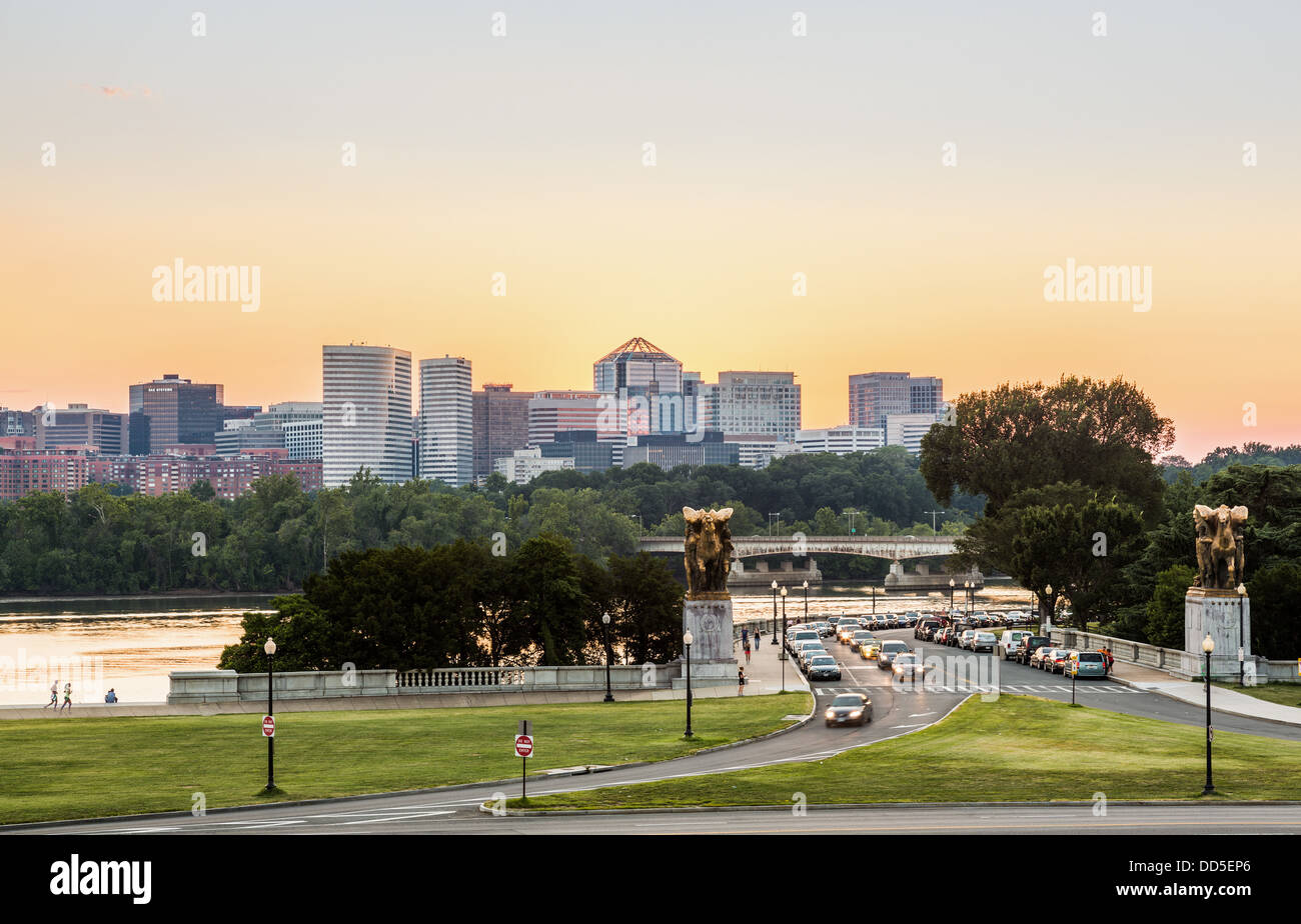 Rock Creek e Potomac Parkway dal fiume Potomac con vista del quartiere Rossyln in Virginia al tramonto Foto Stock