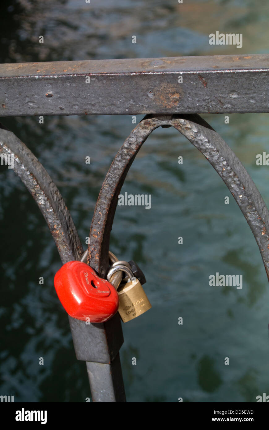 Si blocca spesso può essere visto attaccato agli oggetti a fianco di vie navigabili con i tasti gettato in acqua a simboleggiare amore immortale Foto Stock