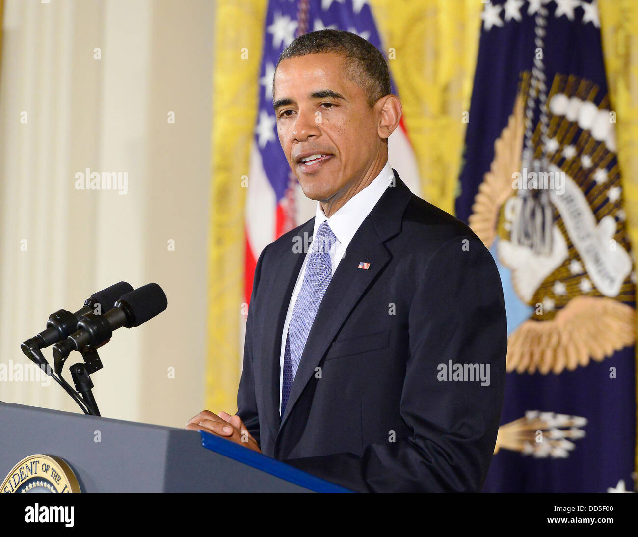 Washington, D.C. Stati Uniti d'America. 26 Ago, 2013. Il Presidente degli Stati Uniti Barack Obama fa commento prima di aggiudicare il Medal of Honor per la cospicua galanteria al personale il sergente Ty M. Carter, U.S. Esercito, (non mostrato) durante una cerimonia che si terrà nella Sala Est della Casa Bianca di Washington, D.C. Stati Uniti d'America, 26 agosto 2013. Il personale sergente Carter viene onorata per azioni coraggiose mentre serve come un esploratore di cavalleria con Bravo truppa, 3° Stormo, 61o reggimento di cavalleria, quarta brigata Team di combattimento, 4a divisione di fanteria, durante le operazioni di combattimento nel distretto di Kamdesh, Provincia del Nuristan, Afghanistan. Foto Stock