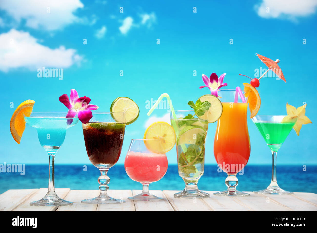 Un cocktail rinfrescante sulla spiaggia tabella. Foto Stock