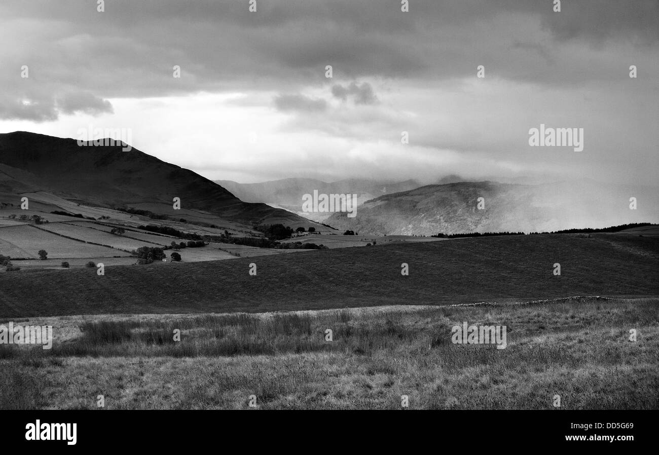 Un lato di una collina nel distretto del lago con drammatica nuvole temporalesche sviluppando.Cumbria Foto Stock