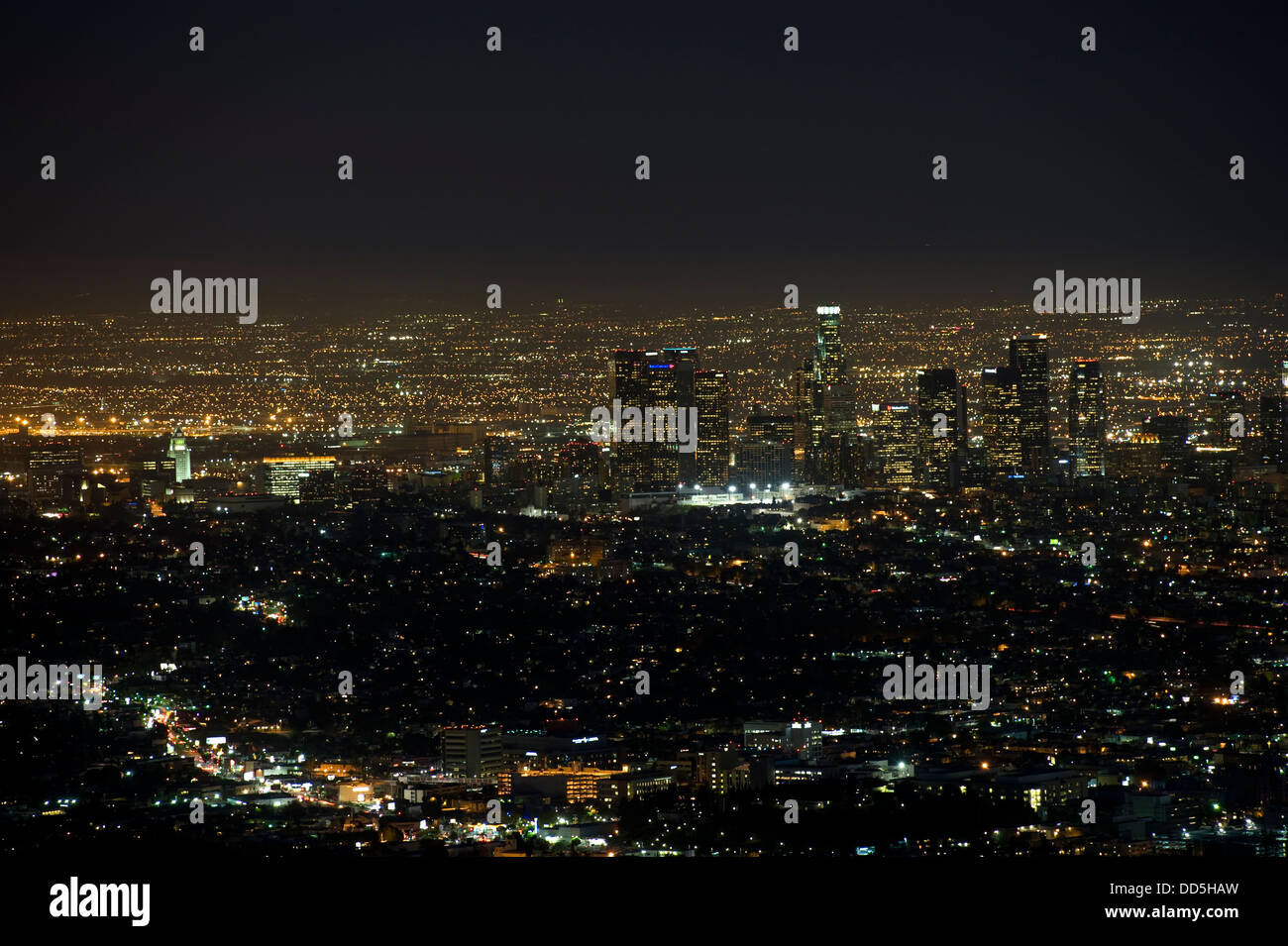 Los Angeles, Stati Uniti: 11 Aprile 2013: una vista di Los Angeles di notte, con il centro nella terra di mezzo. Foto Stock