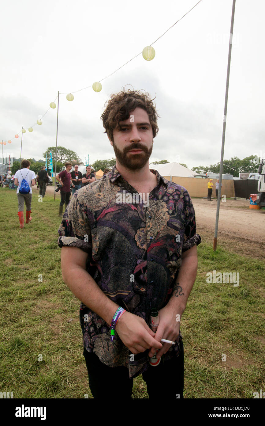 Il cantante e chitarrista di Yannis Philippakis del British indie rock band di puledri. Dietro le quinte del festival di Glastonbury 2013. Foto Stock