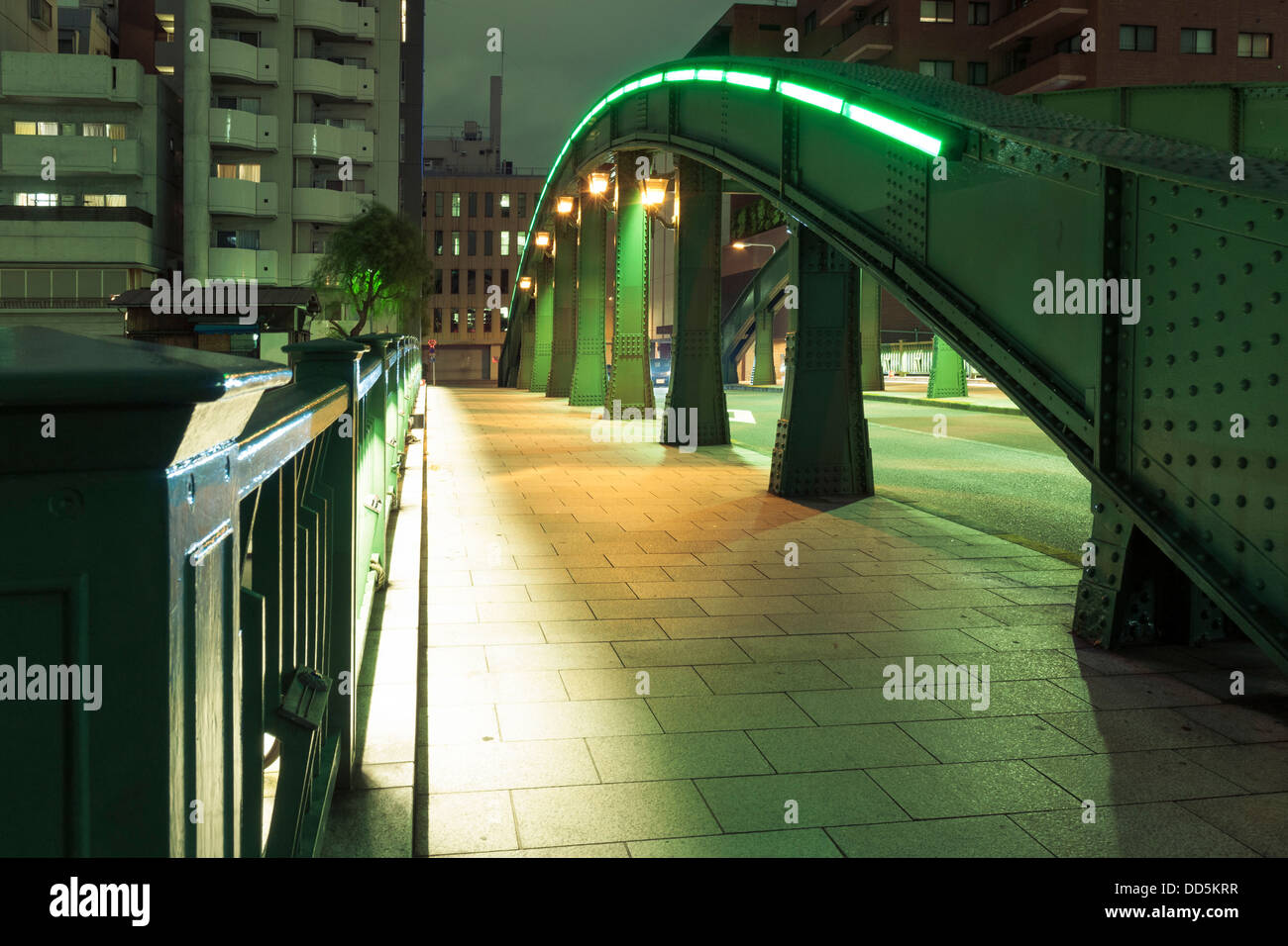 Illuminata via urbana metallici con struttura ad arco Foto Stock