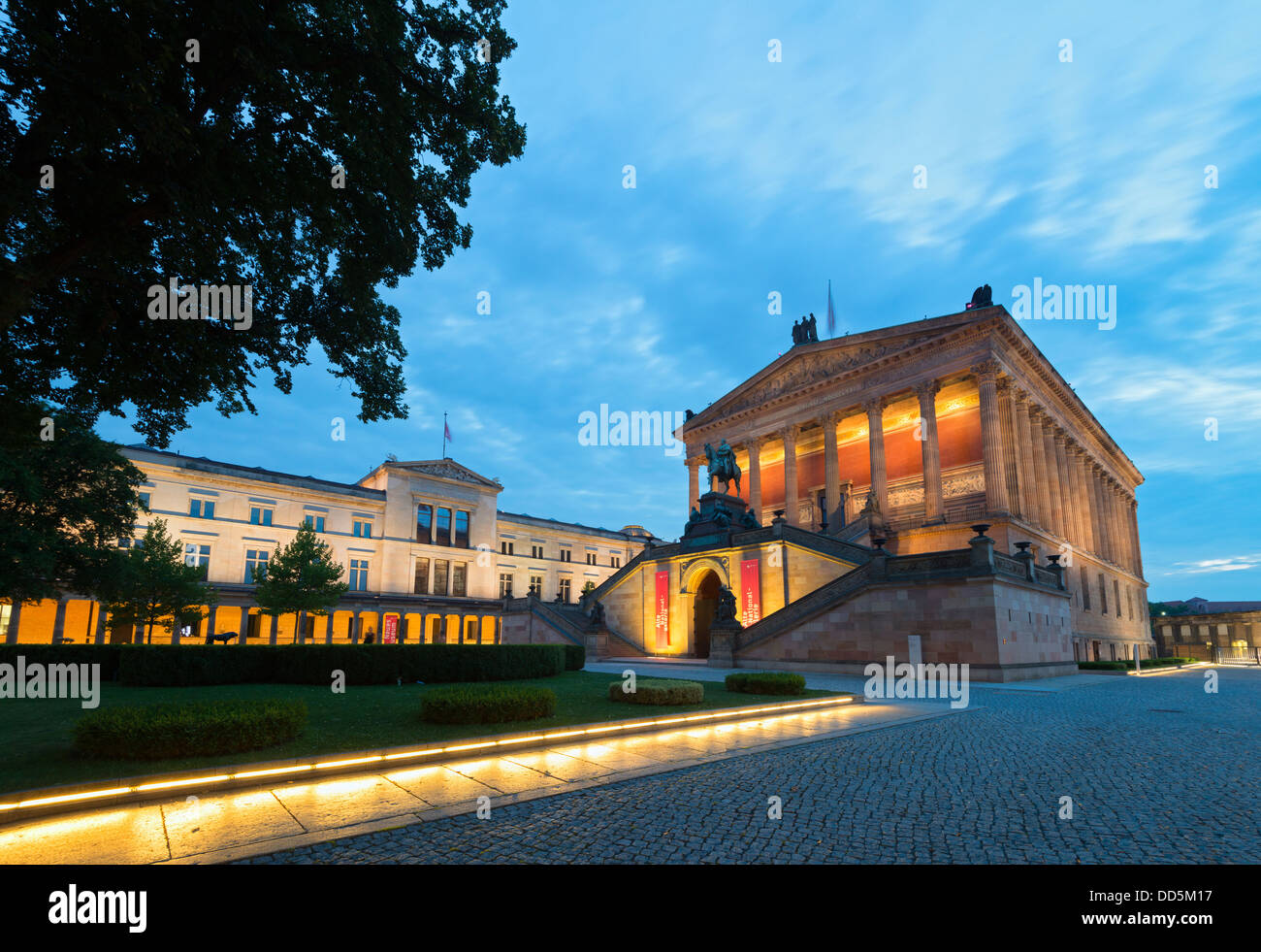 Vista serale del Neues Museum a sinistra e Alte Nationalgalerie sulla Museumsinsel o l'Isola dei Musei di Berlino Germania Foto Stock