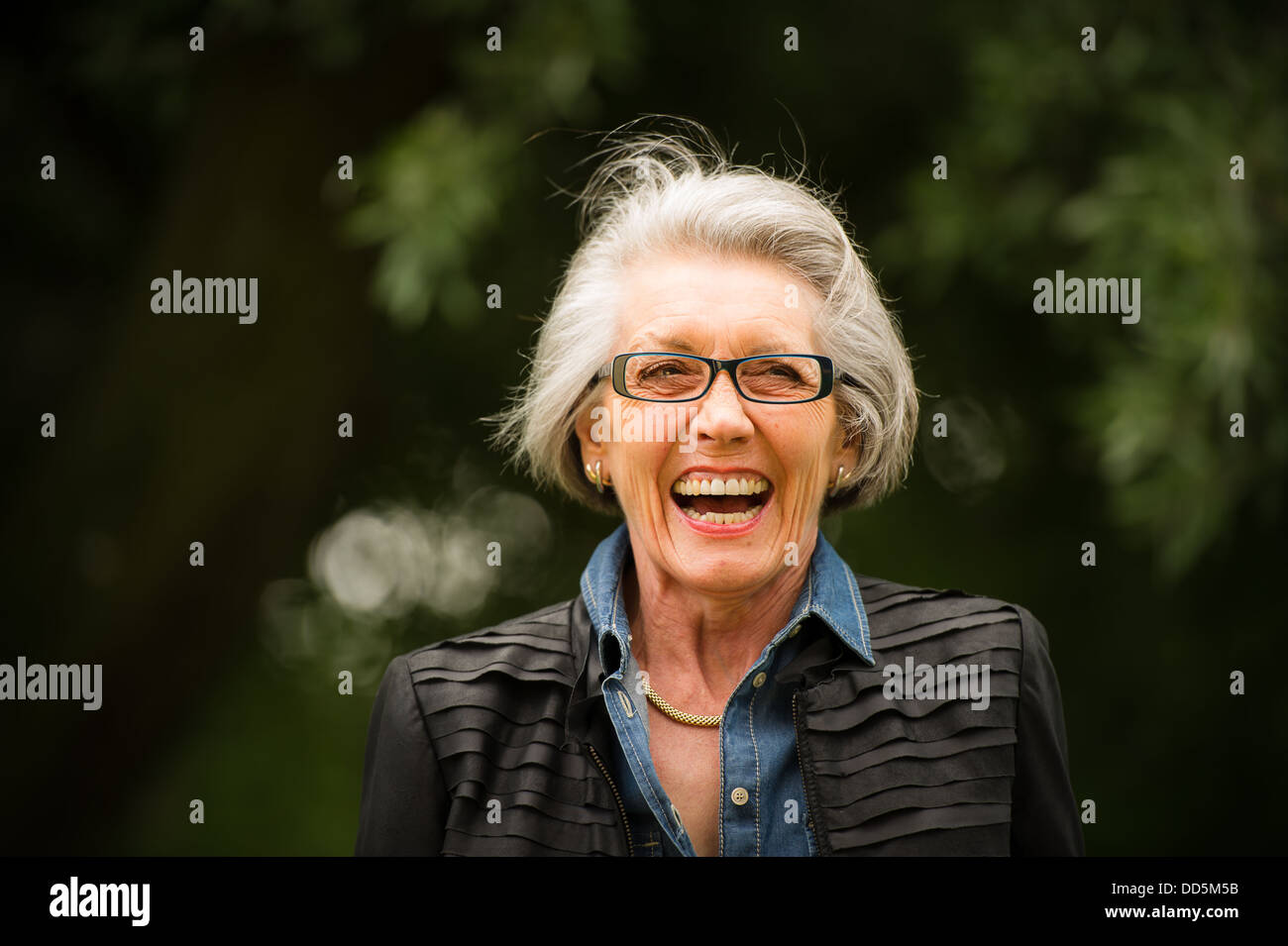 Una donna più anziana glamour in occhiali ridenti Photo credit dovrebbe leggere: Pow Photo Foto Stock