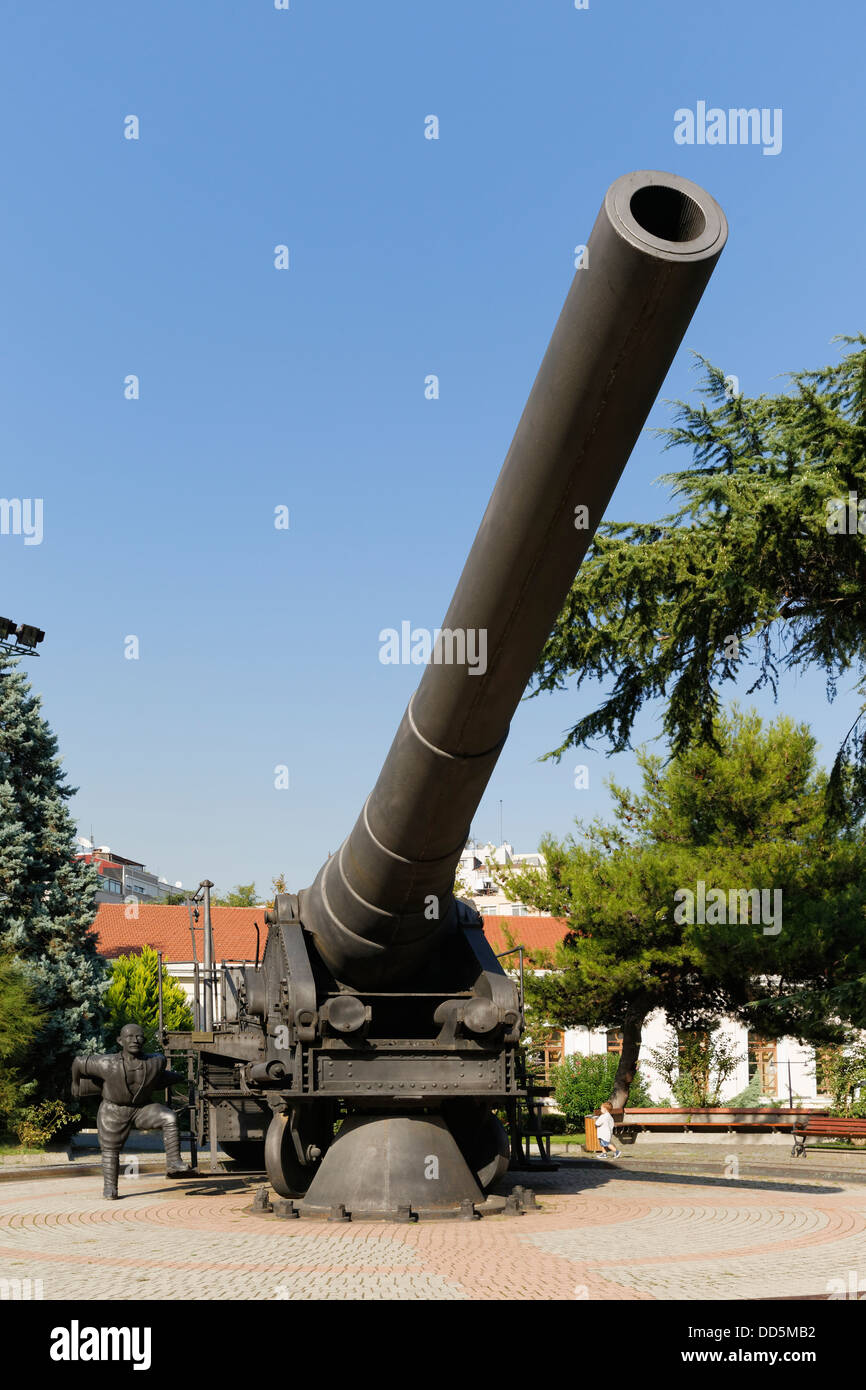 Turchia, Istanbul, Cannone di fronte a Istanbul Military Museum Foto Stock
