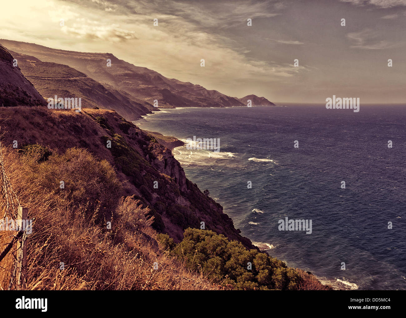 Paesaggio di una ethereal e atmosferica di mare della Sardegna. Stile immagine ottenuta con digital cross tecnica di lavorazione. Foto Stock