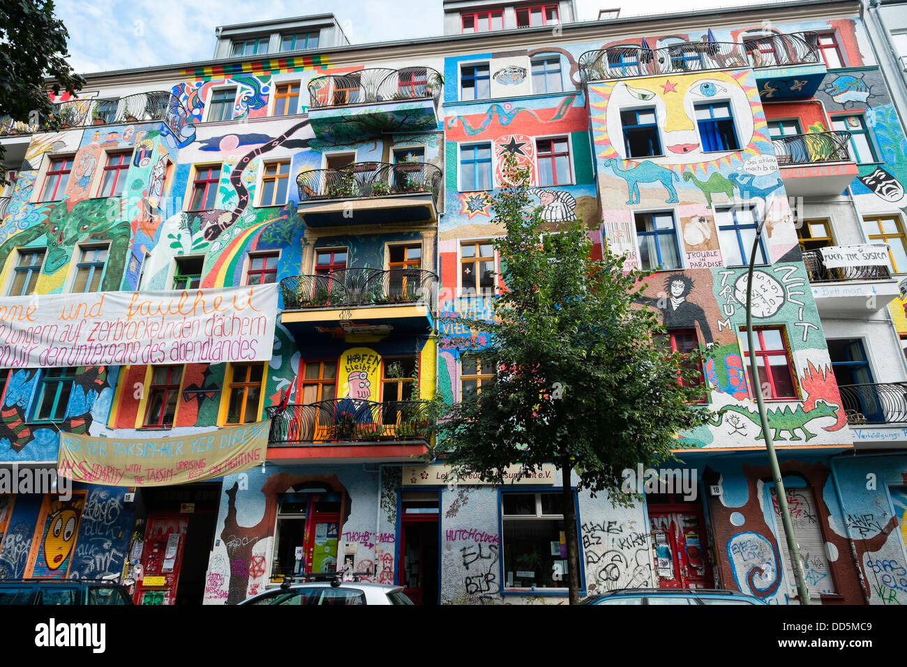 Colorata arte dipinta su edifici di appartamenti in bohemien quartiere Friedrichshain di Berlino Germania Foto Stock