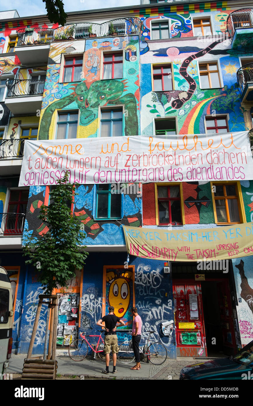 Colorata arte dipinta su edifici di appartamenti in bohemien quartiere Friedrichshain di Berlino Germania Foto Stock