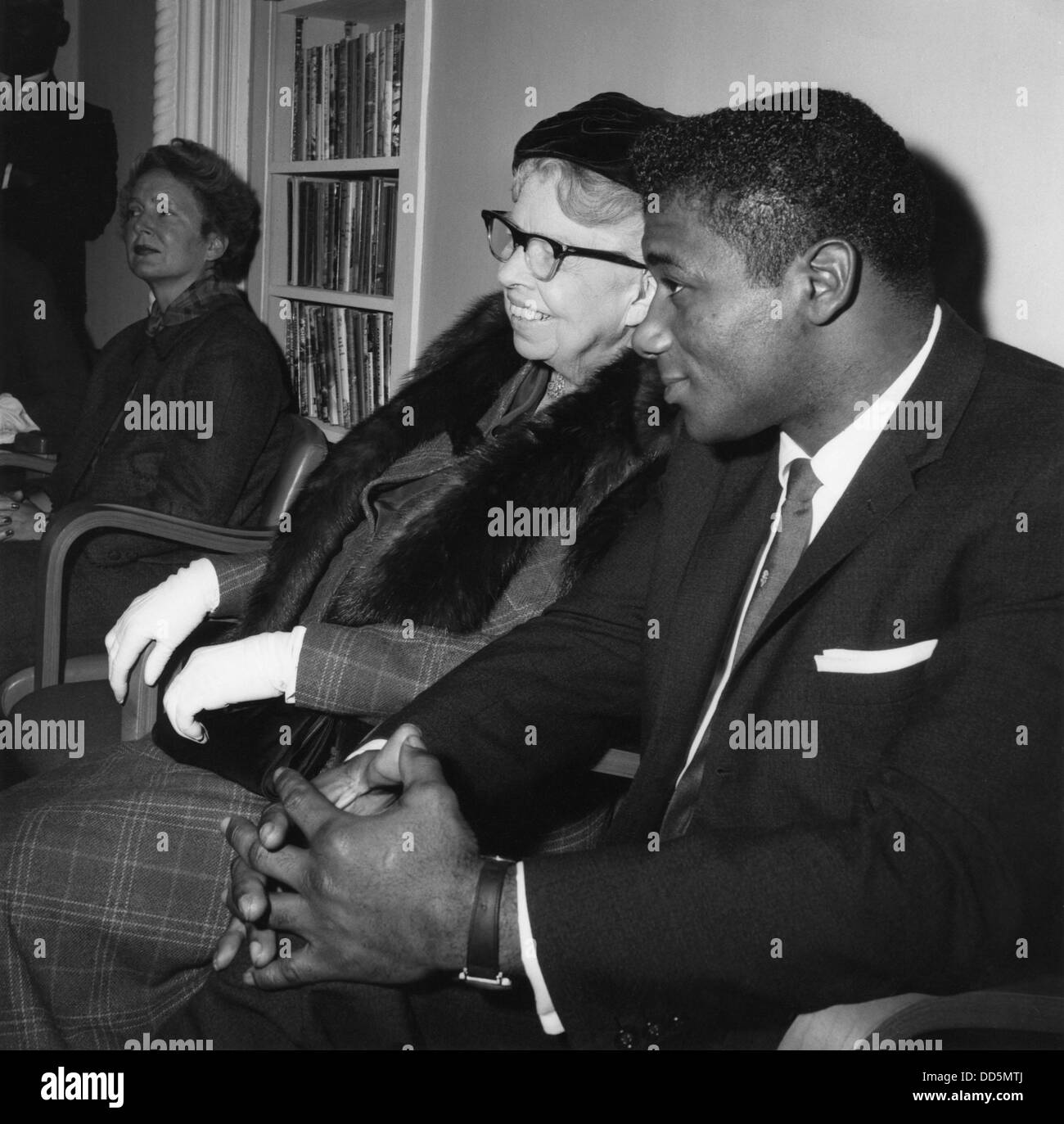 Eleanor Roosevelt colloqui con boxer, Floyd Patterson. Gen23, 1962. La ex First Lady e Heavyweight Champion erano al Foto Stock
