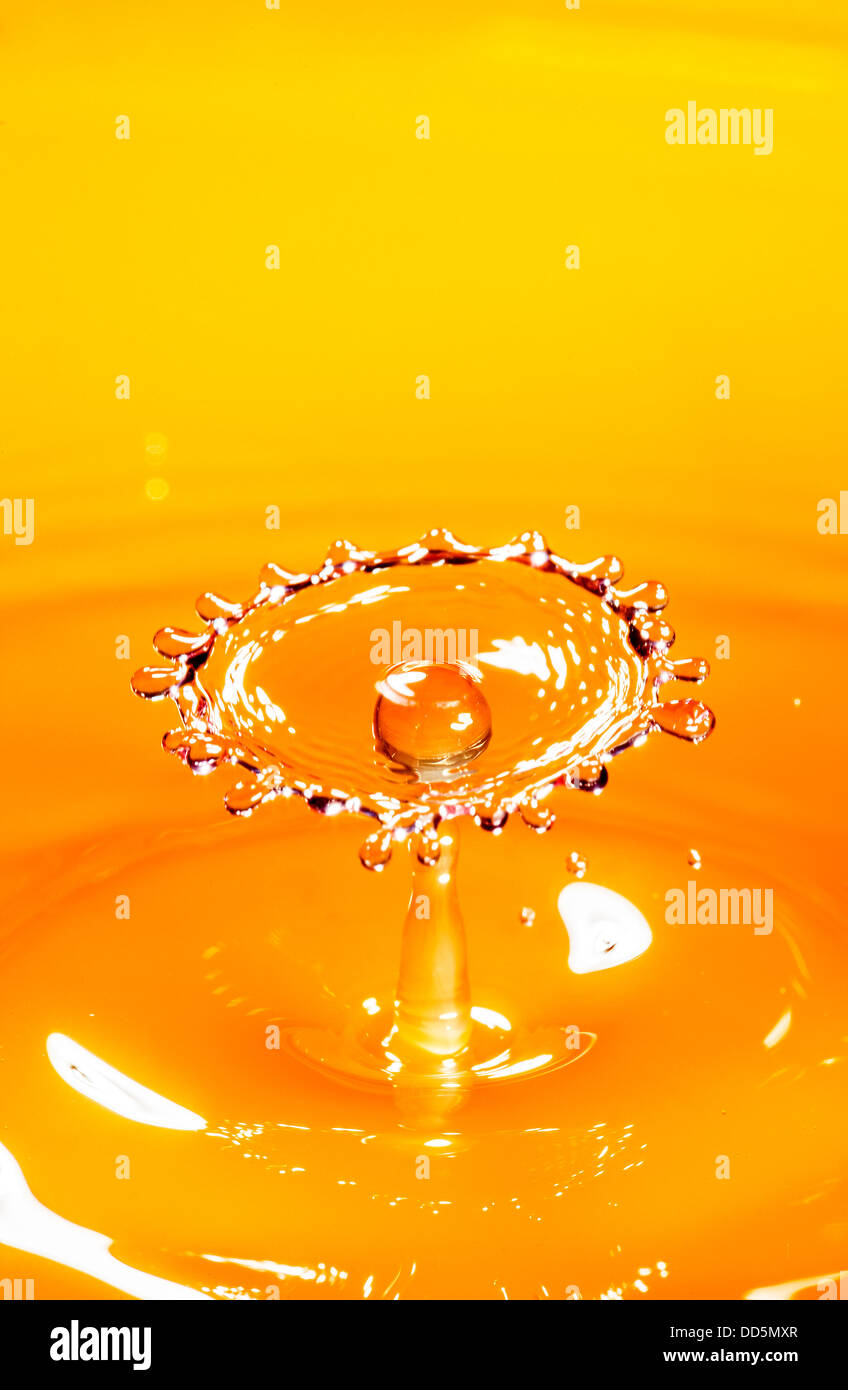 Goccia di succo di arancia close up Foto Stock