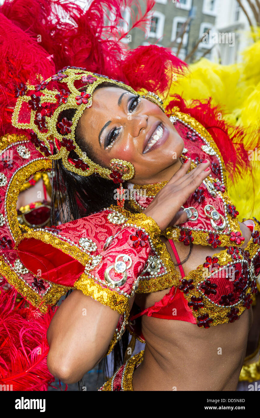 Londra, Regno Unito. 26 Ago, 2013. Paraiso Scuola di Samba eseguire presso il carnevale di Notting Hill, Londra, UK, 26 agosto 2013. Credito: Guy Bell/Alamy Live News Foto Stock