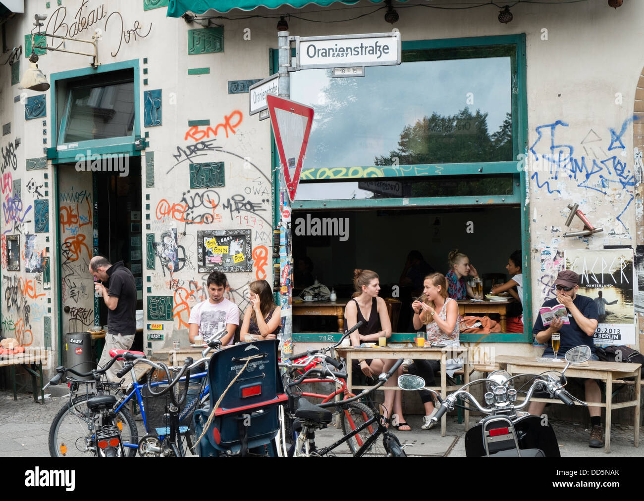 Cafe di Oranienstrasse nel quartiere bohemien di kreuzberg Berlino Germania Foto Stock
