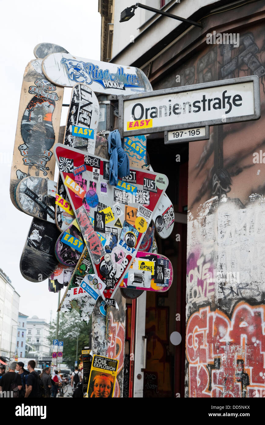 Un cartello stradale su Oranienstrasse nel quartiere bohemien di kreuzberg Berlino Germania Foto Stock