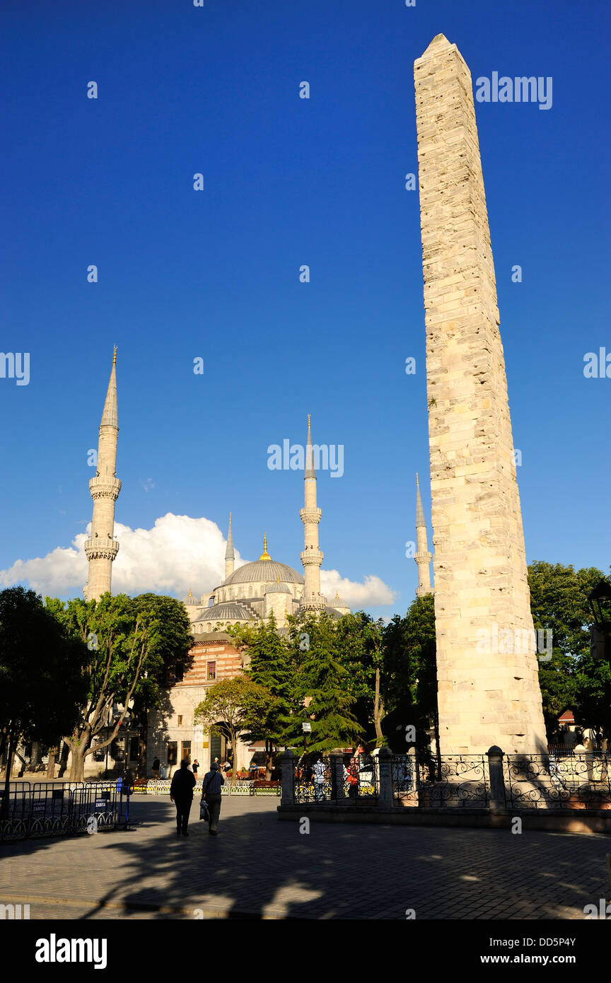 La Colonna a serpentina con la Moschea Blu in background, Sultanahmet, Istanbul, Turchia Foto Stock