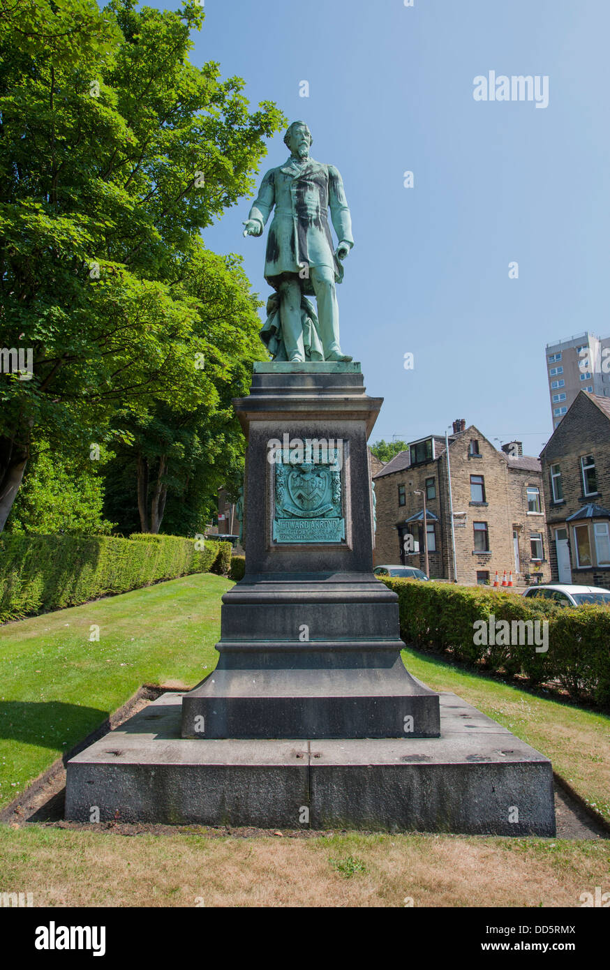 Statua commemorativa a sir Edward akroyd yorkshire lanificio proprietario e progettista della città modello akroydon Foto Stock