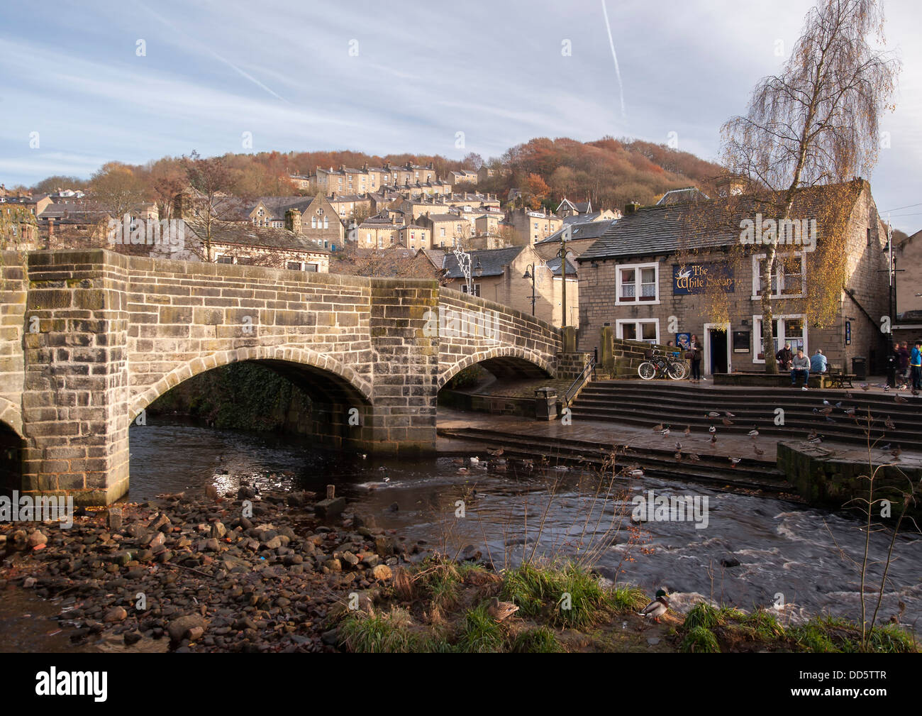 Il packhorse bridge over Hebden acqua nel mulino città di Hebden Bridge in Calderdale, West Yorkshire. Foto Stock