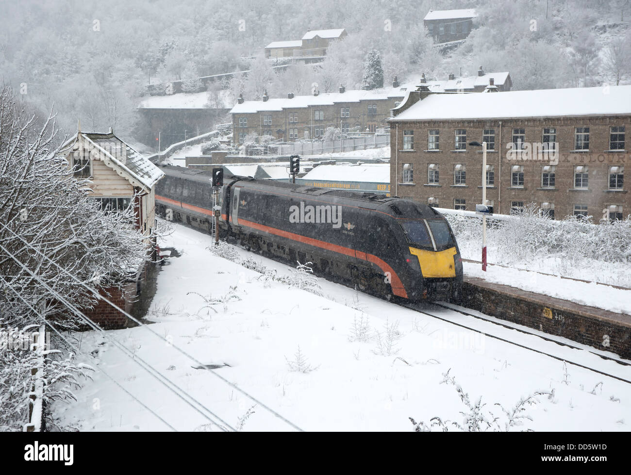 La neve cade come un treno ad alta velocità esce Halifax stazione ferroviaria Foto Stock