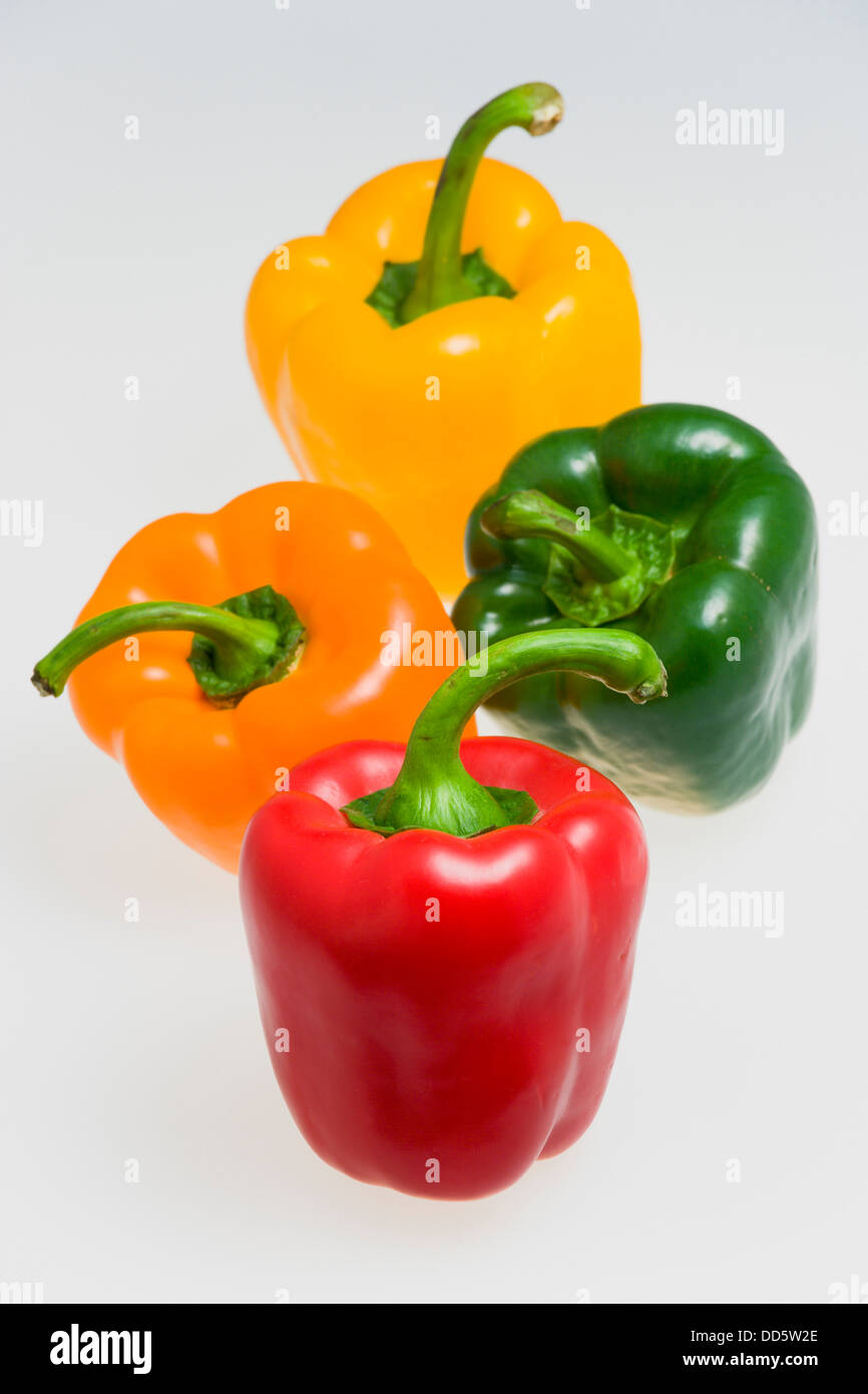 Cibo, verdure, peperoni, rosso, verde, arancio e giallo peperoni dolci peperoni su sfondo bianco. Foto Stock