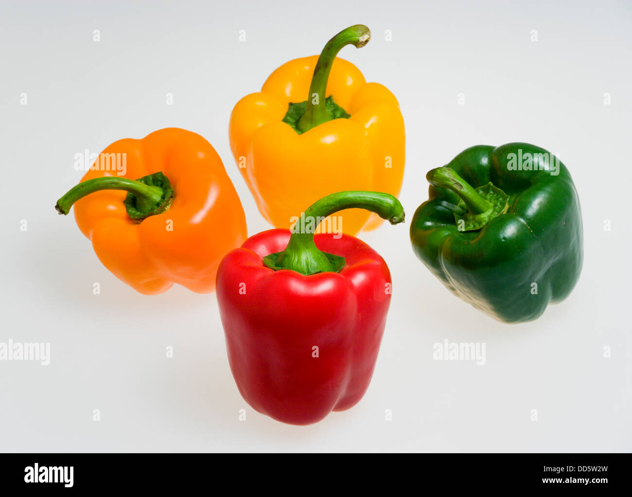 Cibo, verdure, peperoni, rosso, verde, arancio e giallo peperoni dolci peperoni su sfondo bianco. Foto Stock
