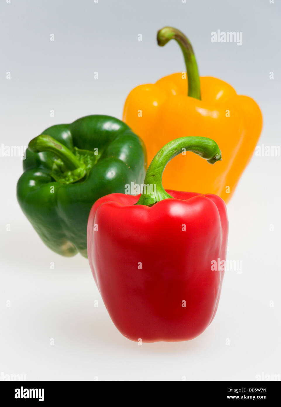 Cibo, verdure, peperoni, rosso verde e giallo peperoni dolci peperoni su uno sfondo bianco. Foto Stock