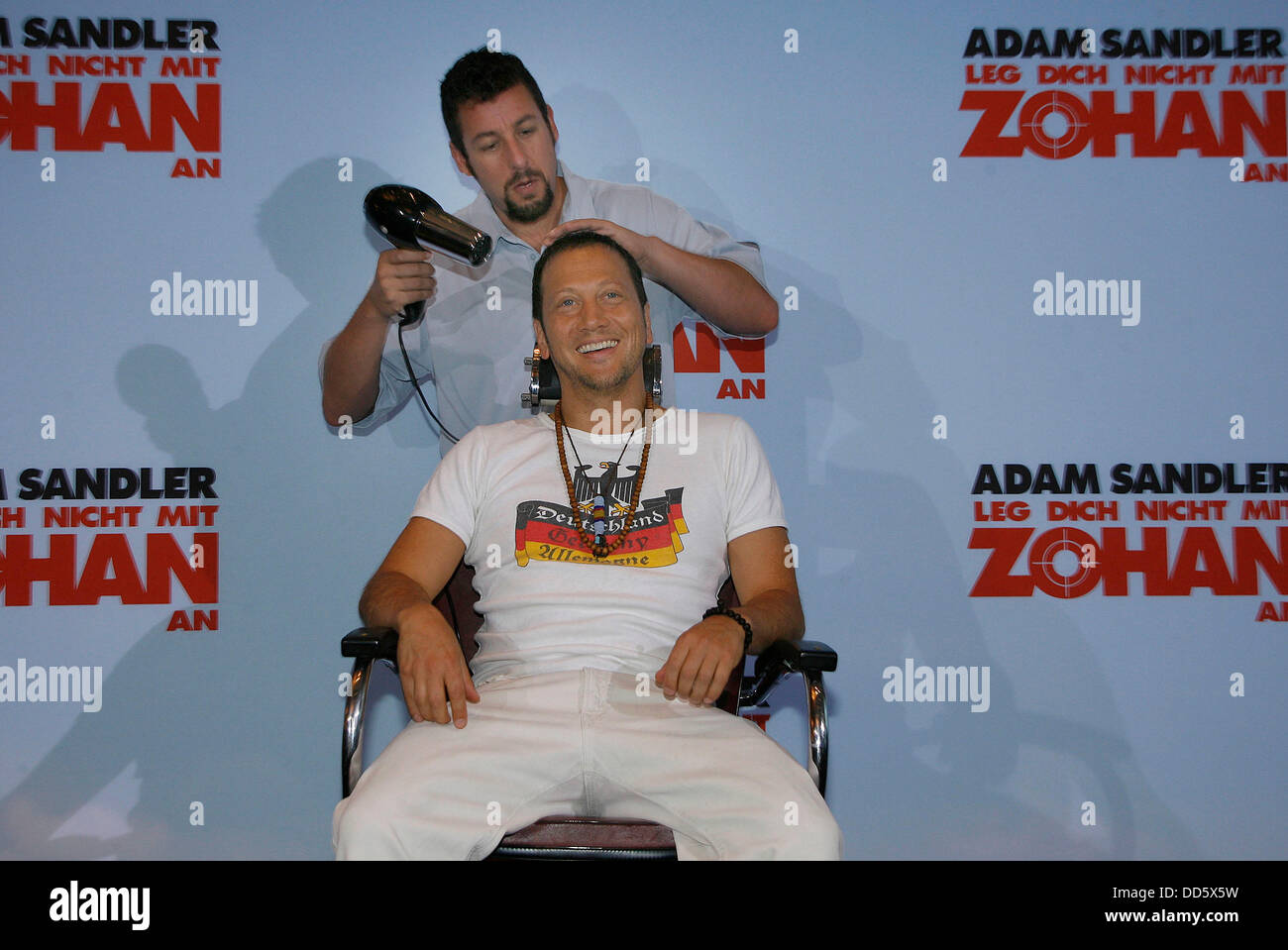 Rob Schneider (seduto) e Adam Sandler al photocall di 'non scompigliate con lo Zohan" a Berlino il 28 luglio 2008. Foto Stock